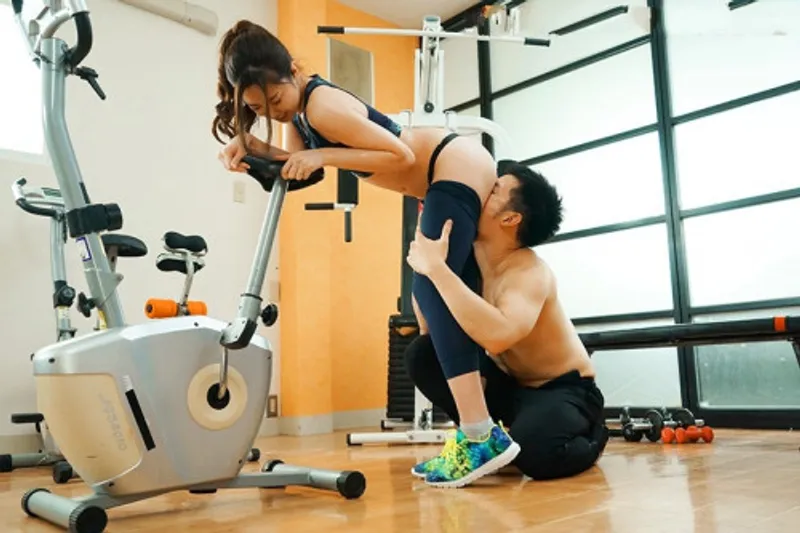 Xin người chồng đi tập gym, bà xã địt trộm với anh pt