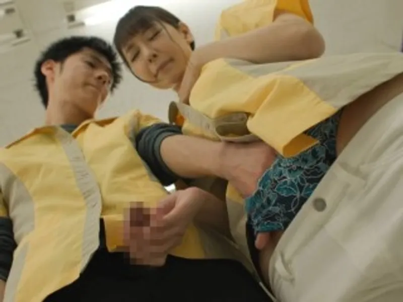 điên cuồng địt cô đồng nghiệp dâm đãng trong siêu thị mini