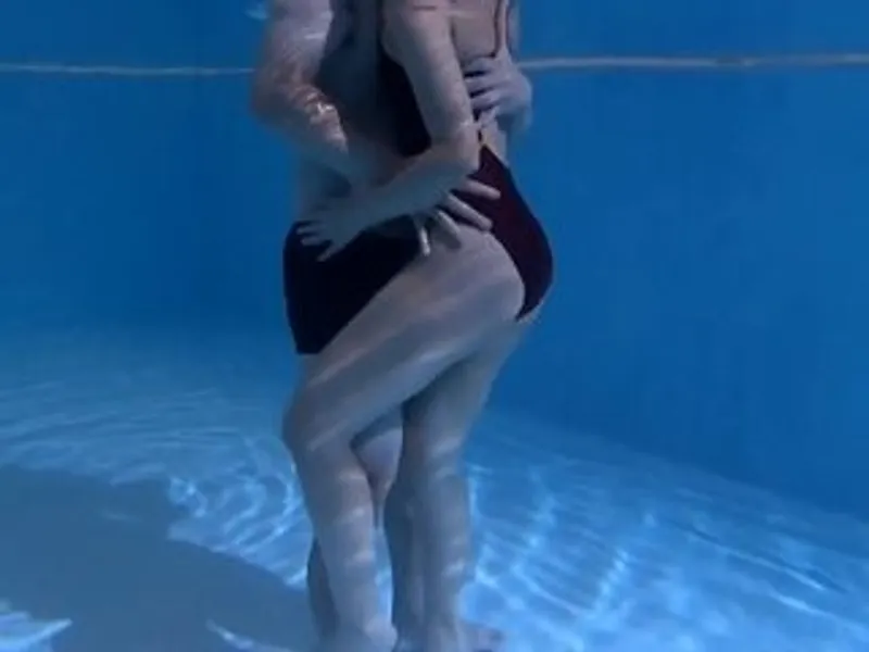 Người chồng lạnh nhạt, vợ yêu lén lút với hlv dạy bơi