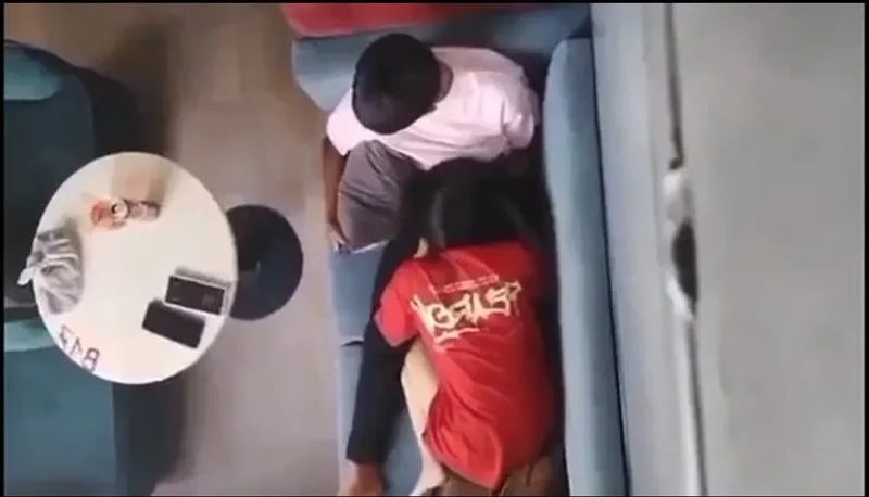 Quay lén người yêu liếm bú cho con ghệ nơi công cộng