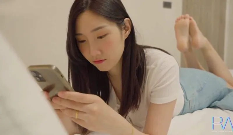 Xinh đẹp nhưng vẫn bị gã chồng vụng trộm, vợ buồn tình cho anh giao hàng nện luôn