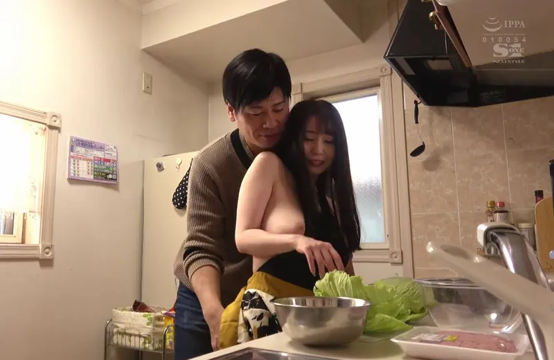 Nghi ngờ người vợ lén lút, ông chồng lén lắp camera và chứng kiến tất cả