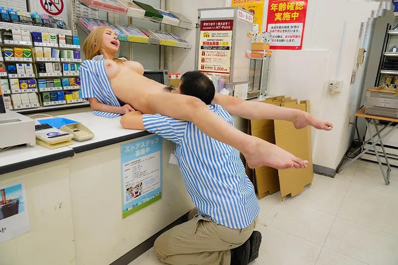 Anh cấp trên tống tình cô bé ngổ ngáo của chủ cửa hàng tiện lợi