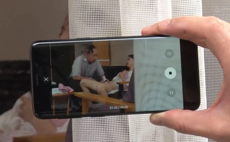 Người tình của con trai gian díu với bố anh xã bị gã tiền bối khu phố phát hiện