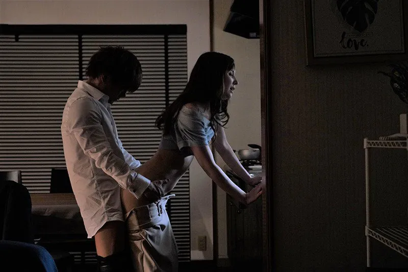 Cấp trên đi công tác, cậu nhân viên đến nhà nện người vợ ông ấy