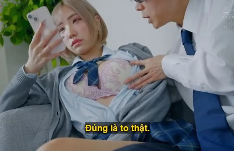 Cô học trò lạnh nhạt kia chỉ đòi tiền bạc, còn anh muốn hành hạ em ra sao cũng được.