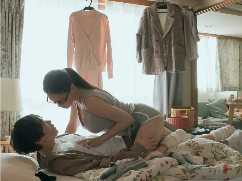 được chị cạnh nhà "an ủi" khi em gái đi ngoại tình